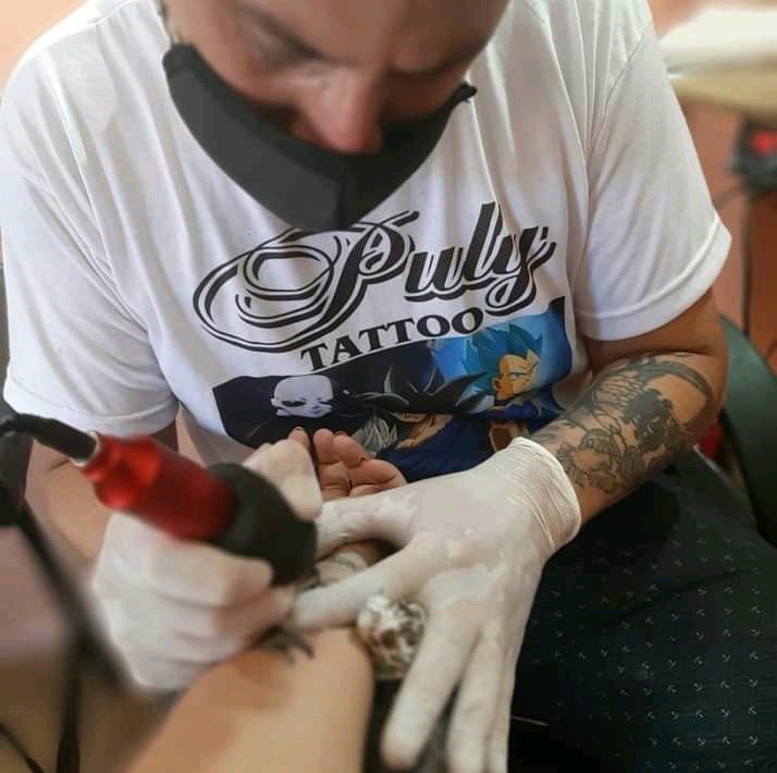 Tatuador de Puly Tattoos trabajando en un diseño