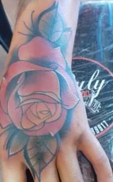 Tatuaje de rosa realizado en Puly Tattoos
