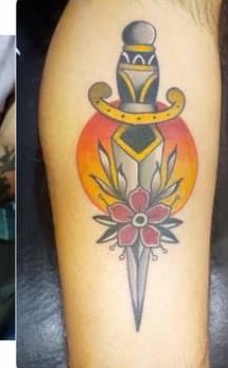 Tatuaje de daga tradicional realizado en Puly Tattoos