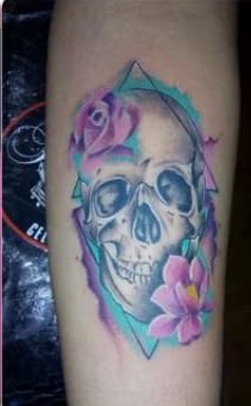 Tatuaje de calavera realizado en Puly Tattoos